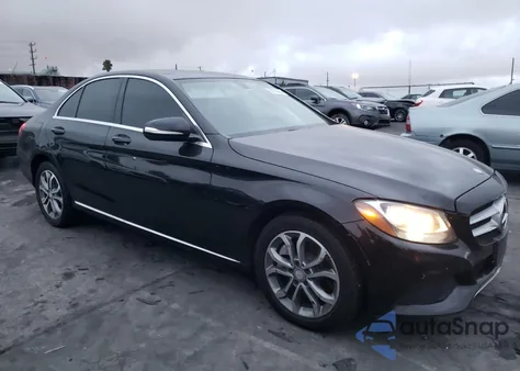 2015 Mercedes-Benz C 300 4Matic/Luxury 4Matic/Sport 4Matic z USA, uszkodzony, nr VIN 55SWF4KB2FU020435